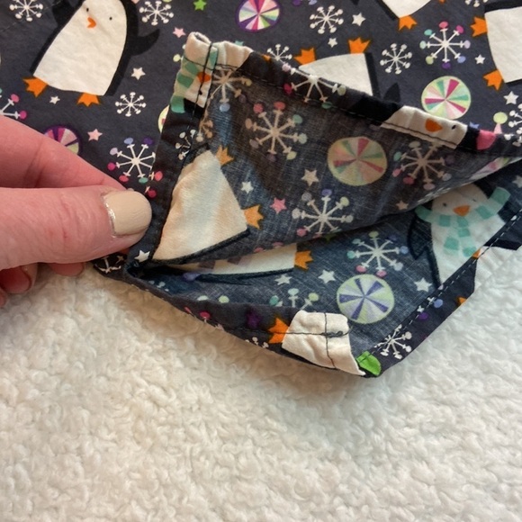 Zoe & Chloe Scrub Top Preowned Medium Penguins Winter Snowflakes - Picture 10 of 10